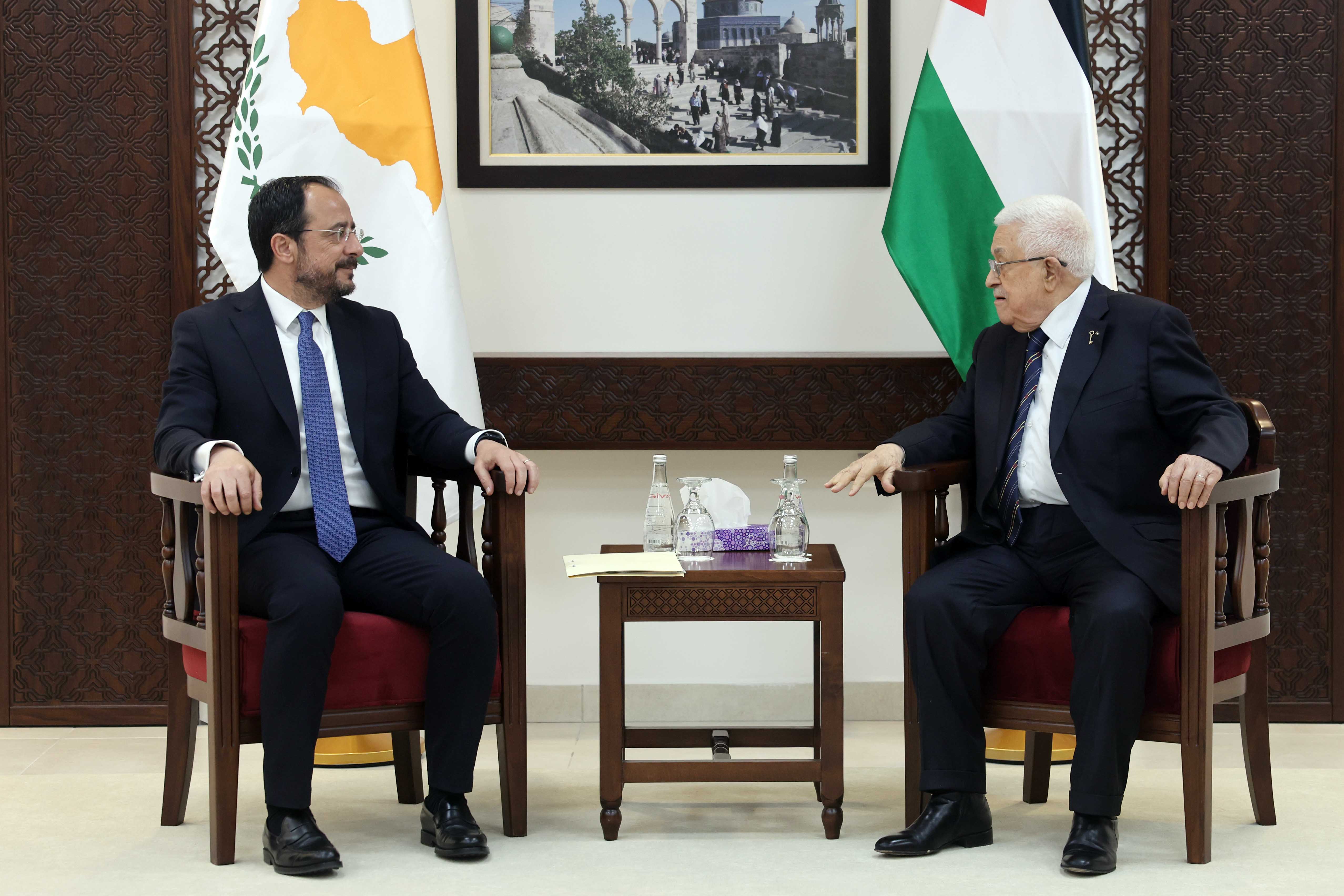 الرئيس محمود عباس أثناء استقباله رئيس جمهورية قبرص نيكوس خريستودوليدس (تصوير: ثائر غنايم)